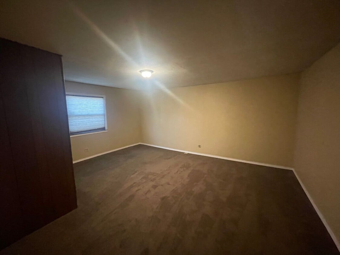 Primary Photo - 4 bed 1 bath, with extra large utility are...