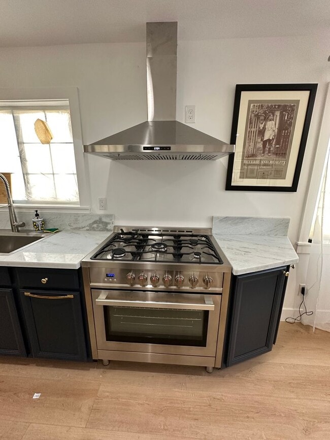 Building Photo - Gorgeous updated Midtown home!