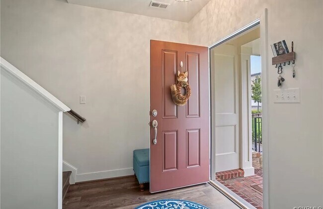 Building Photo - 3 Bedroom Townhouse with 2 Car Garage
