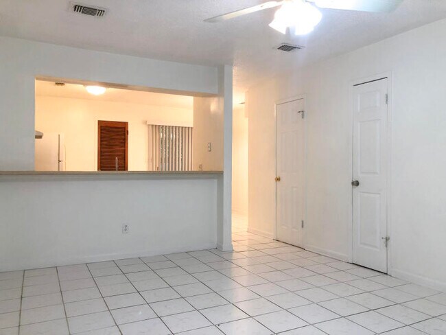 Sala de estar - 696 Tyner St