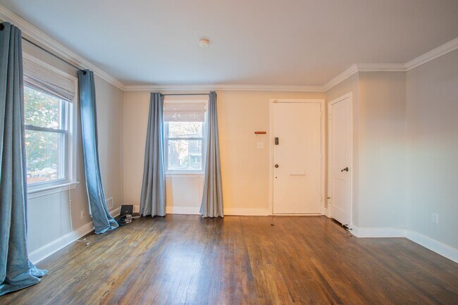 Building Photo - Lovely 3 BR/2 BA Semi-Detached Home in Tak...