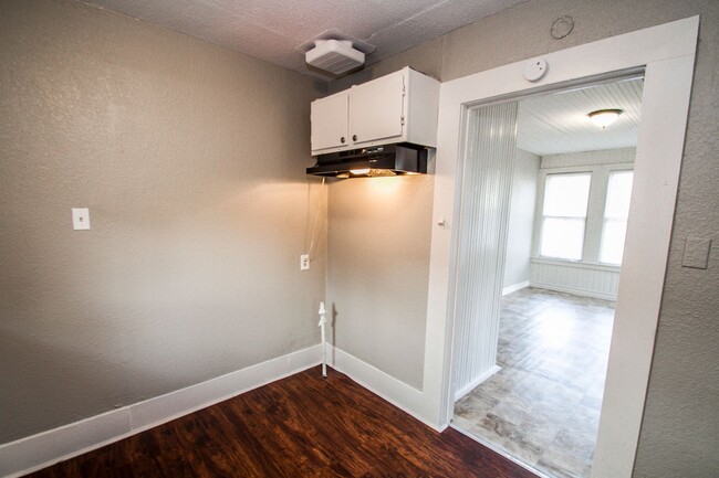 Building Photo - Charming 2BR 1BA Near Downtown