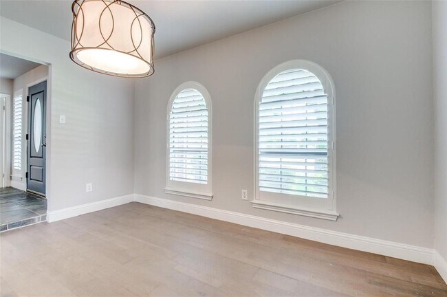 Building Photo - 813 Sandhurst Dr