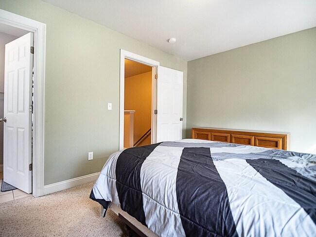 Foto del edificio - "Spacious 3-Bedroom Haven with 3 Full Baths in Charming Hinesburg!"