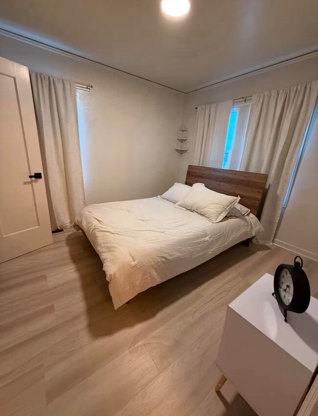 Building Photo - 417 Front St