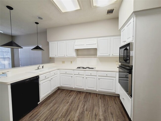 Building Photo - 16930 Scenic Lakes Way