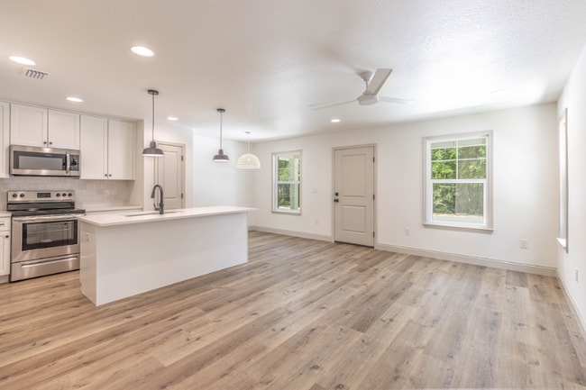 Building Photo - 105 Ivy Ave