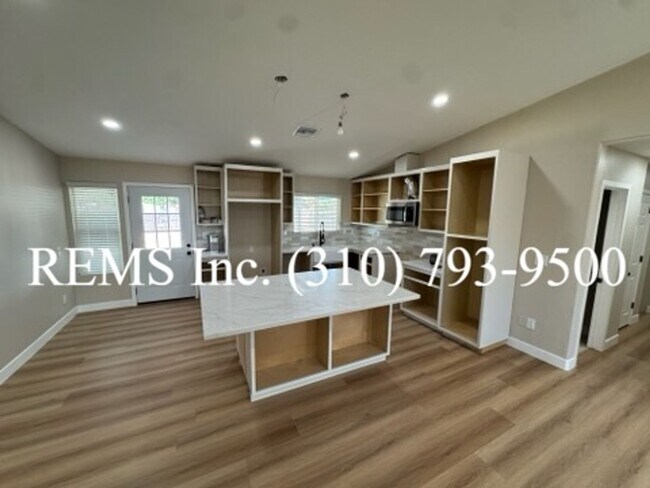 Foto del edificio - Remodeled Hersperia Front House with Laund...