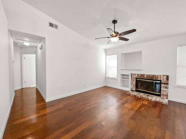 Building Photo - 1041 Shenencock Way