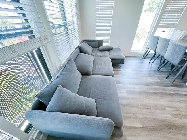Foto del edificio - 1570 W 36th St