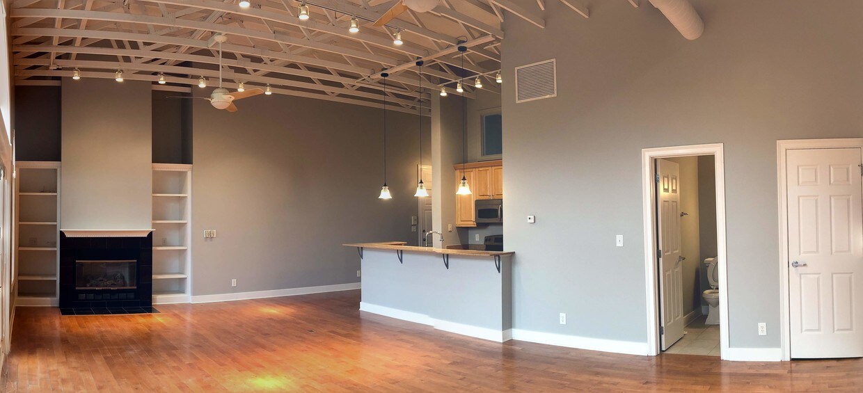 Sala de estar con chimenea - 12705 Meeting House Rd