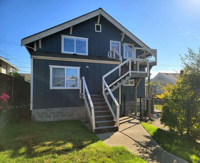 Building Photo - Bright and cheery 2 bed top level apartmen...