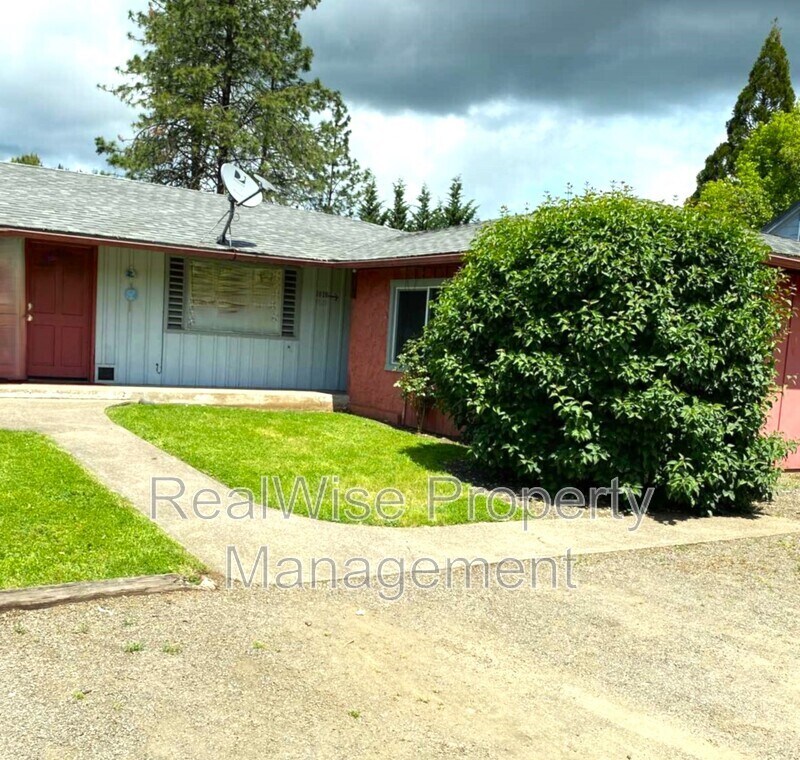 Foto principal - 3028 NE Douglas Ave
