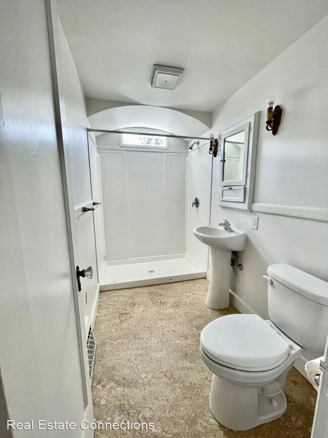Building Photo - 3 br, 2 bath House - 670 W. 10th Avenue