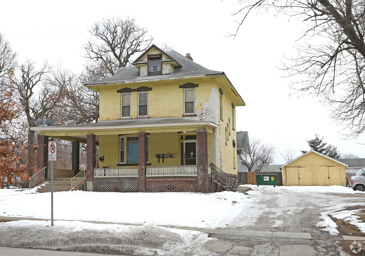 Building Photo - 1326 E 9th St