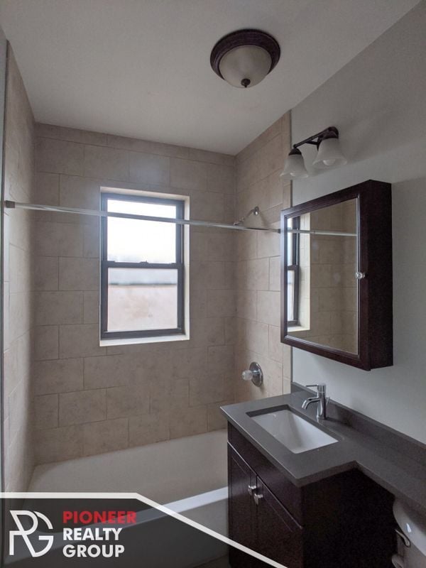 Building Photo - 4546 N Damen Ave