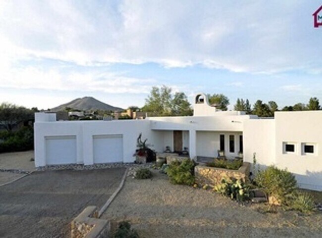 Building Photo - 3 bedroom, 3 bath Executive Furnished Home...