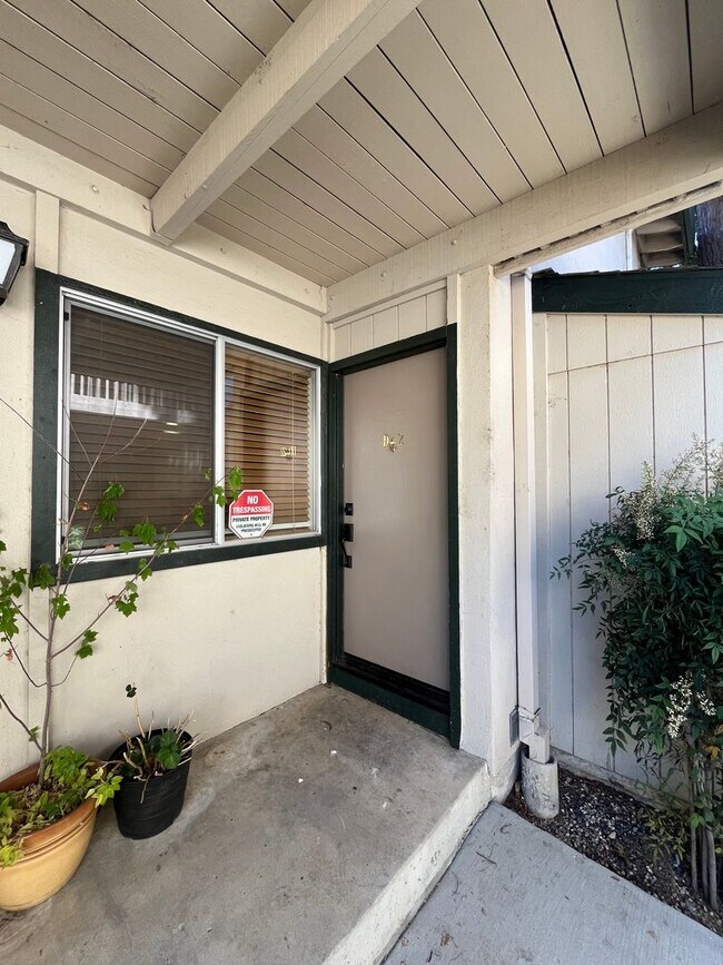 Building Photo - Downstairs 2 bedroom unit with parking and...