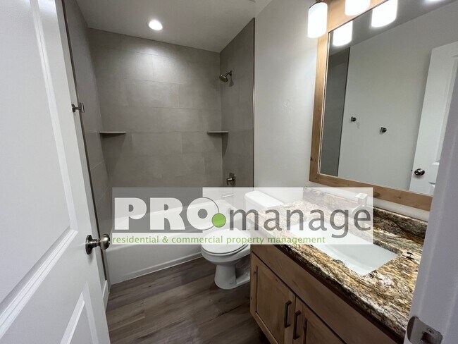 Foto del edificio - 3705 Cherry Ln