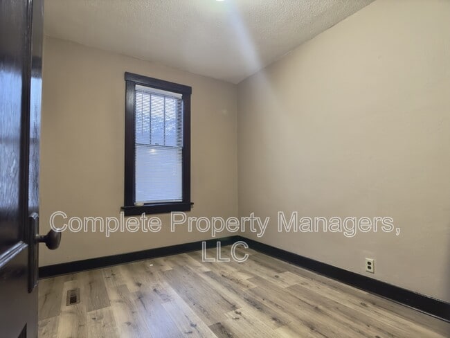 Foto del edificio - 325 E Washington St