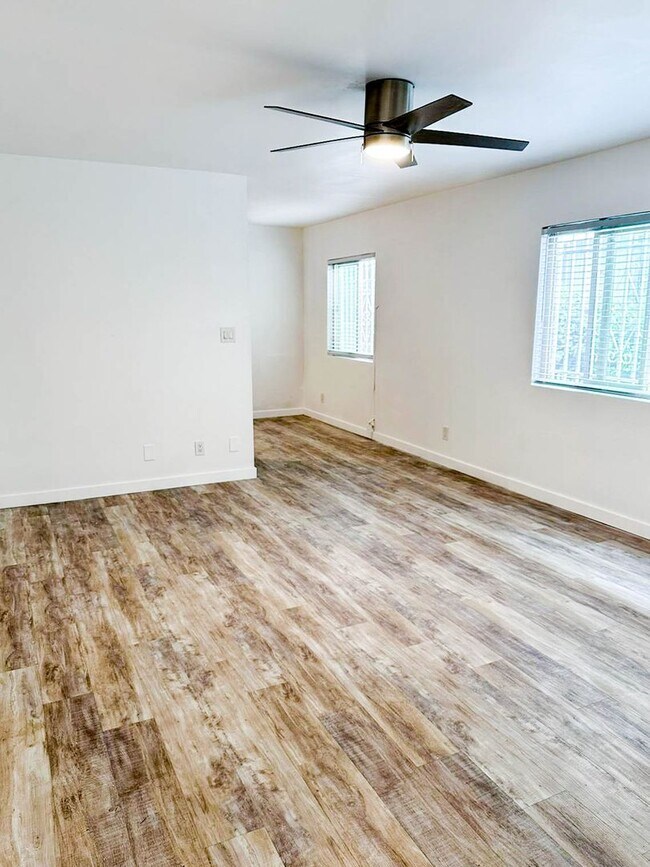 Foto del edificio - Venice - Close to the Waves - 1st Floor Larger 1-Bedroom W/ Parking Available