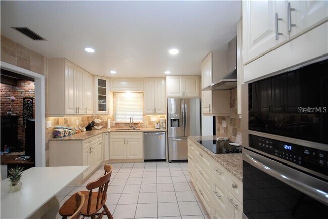 Building Photo - 810 S West Shore Blvd