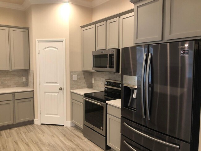 Building Photo - 7454 105th St