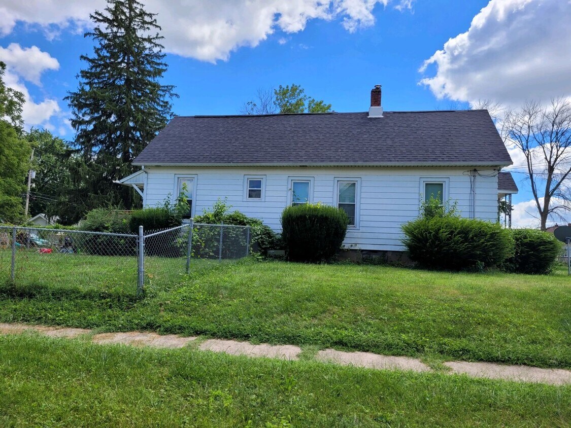 Primary Photo - 3 bedroom home