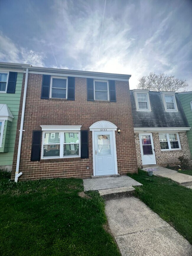 Building Photo - Newly Renovated 3 BR/1.5 BA Townhome in Gl...