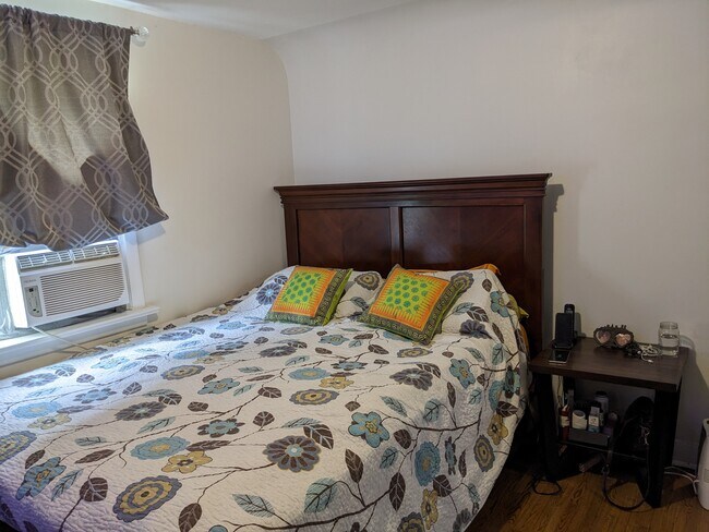 Photo du bâtiment - Yonge and Finch East Three Bedroom and 1.5 Bathrooms