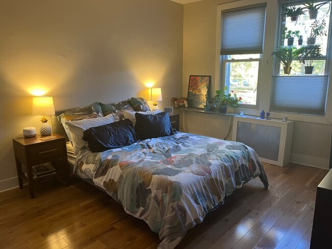 Large bedroom - 640 Buchanan St NW