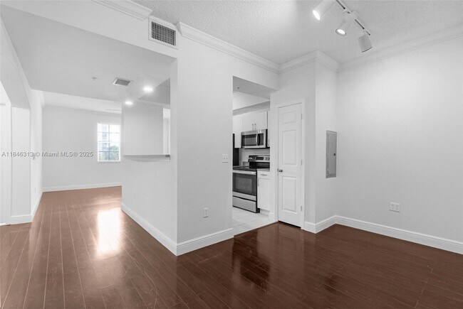 Building Photo - 533 NE 3rd Ave