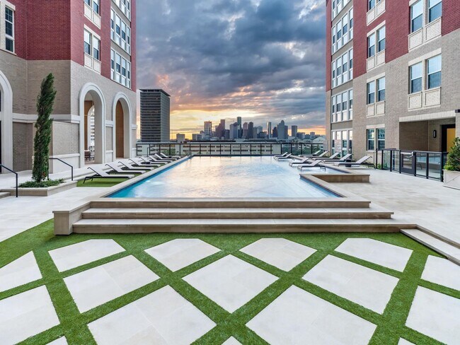 Disfrute de la increíble vista del horizonte de Houston en la piscina estilo complejo turístico Arbor con cabañas. - Modera Waugh