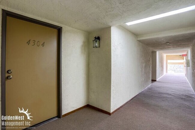 Foto del edificio - Breezy 2Bdm 2Ba Top-Floor Corner Condo with Mountain Views!
