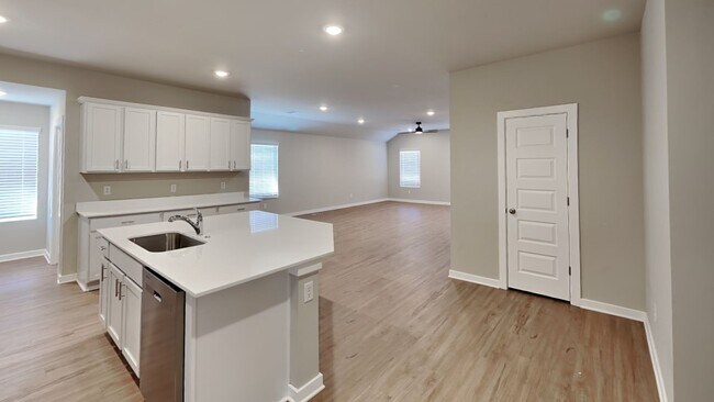 Foto del edificio - Spacious 4 Bedroom 2 Bathroom Home in Piedmont Schools (NEIGHBORHOOD PARK AND SPLASH PAD)