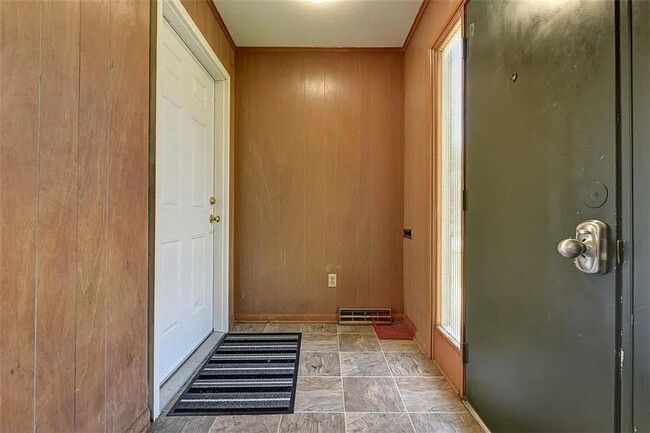 Entryway - 8023 Holmes Rd