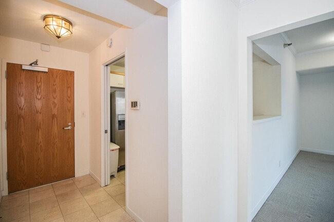 Building Photo - Bright, Fresh and Spacious 1 Bedroom For R...