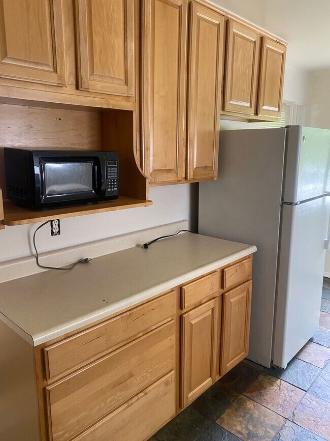 Foto del edificio - Newly painted 3 bedroom 1 bathroom bi-leve...