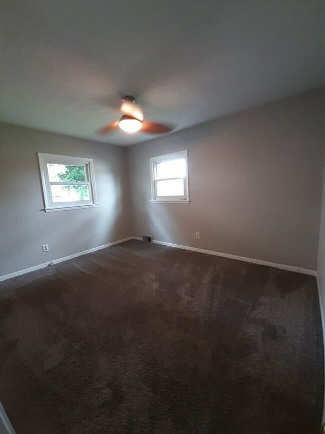 Building Photo - 3 bed 2 bath, 2 car garage Bettendorf Home!