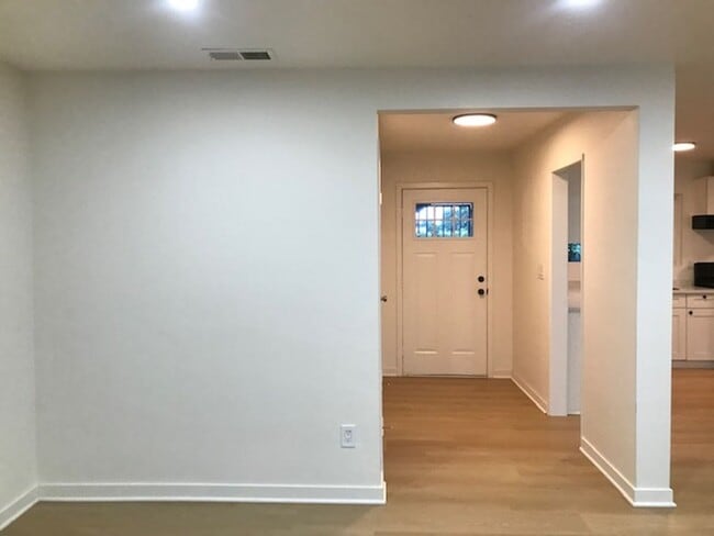 Building Photo - GLENOAKS