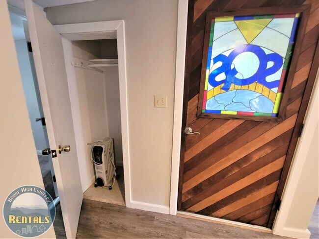 Foto del edificio - Charming 2 Bedroom Home --- Walking Distance to Campus!