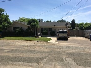 Building Photo - 1607 Oakdale Ct