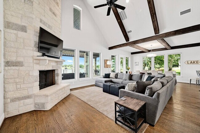 Building Photo - 2600 River Oaks Dr