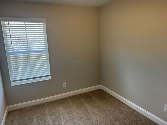 Foto del edificio - Newer End unit townhouse in Kannapolis, NC!!