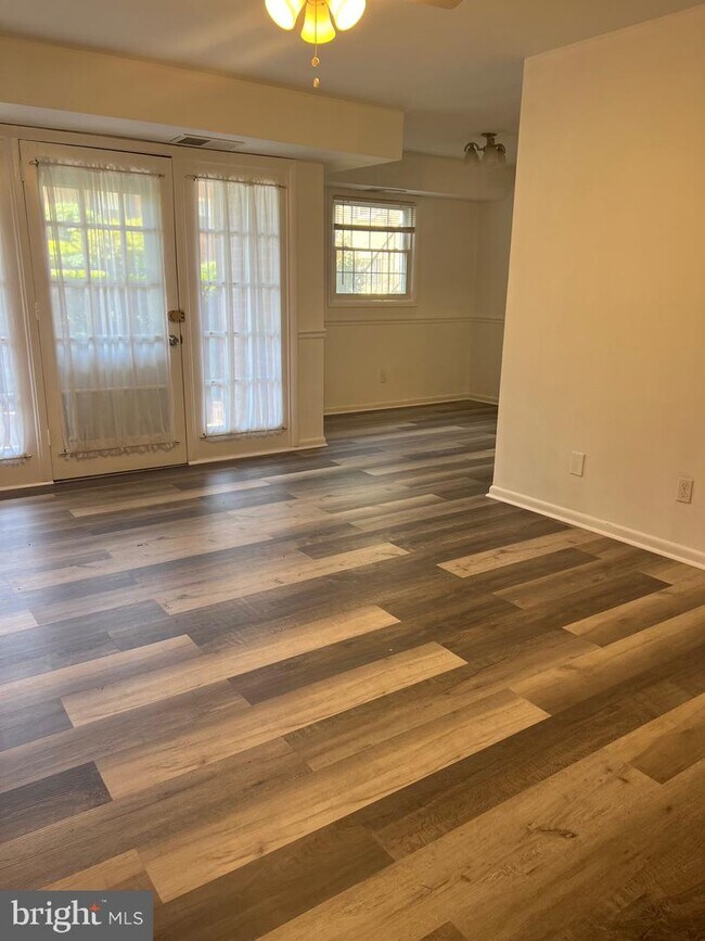 Building Photo - 3790 Lyndhurst Dr
