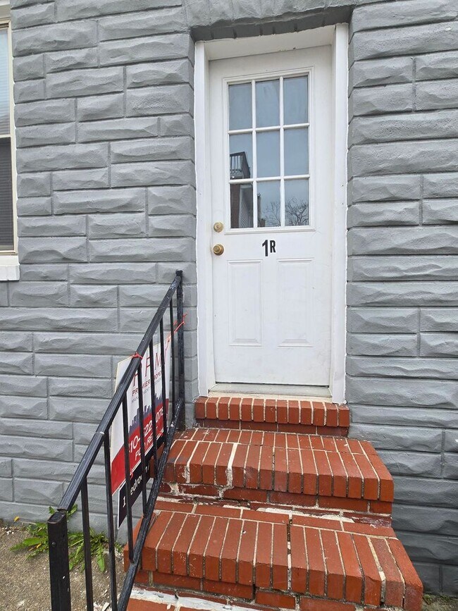 Building Photo - Charming 1 bedroom, 1 bathroom apartment l...