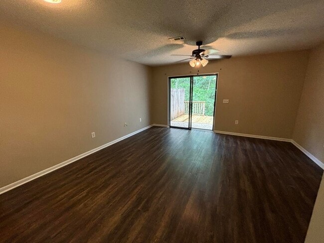 Foto del edificio - 121 Candlebrook Dr