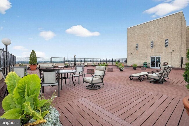 Foto del edificio - 5500 Friendship Blvd