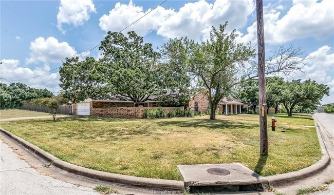 Building Photo - 3701 Oak Ridge Dr