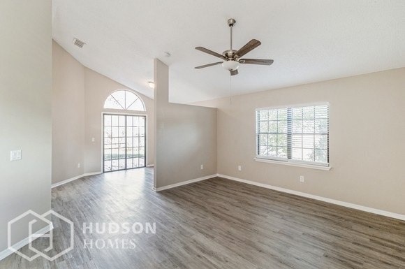 Foto del edificio - NOW AVAILABLE! - 8009 Loch Lomond Ln, Jack...